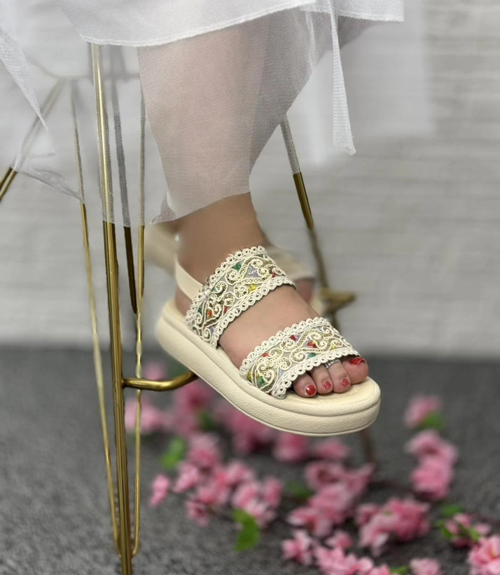 صندل زنانه راحتی مدل پاستیلی کرم