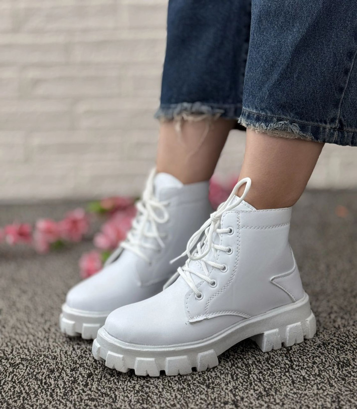 بوت زنانه مدل سندی سفید